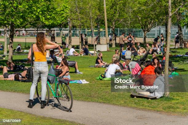 Personas Reunidas Durante La Pandemia De Coronavirus En Laurier Park Foto de stock y más banco de imágenes de Aire libre
