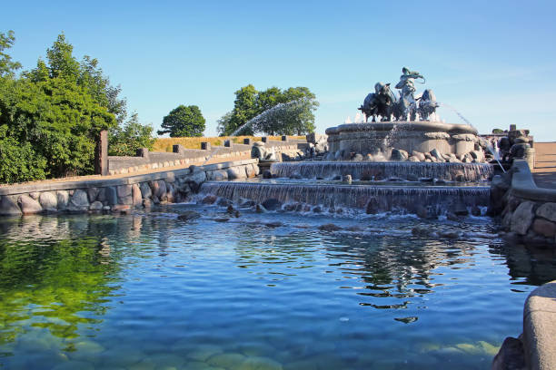 la fontana di gefion con un gruppo di figure animali guidate dalla dea norrena gefjon sul fronte del porto, nordre toldbod a copenaghen, danimarca. - denmark danish culture copenhagen sculpture foto e immagini stock