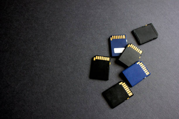 gruppo di schede microsd su sfondo nero. - scheda di memoria foto e immagini stock