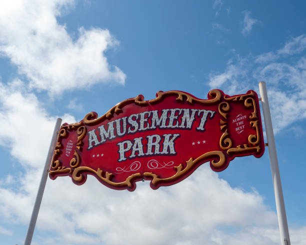 amusement park entrance sign - entrance sign imagens e fotografias de stock