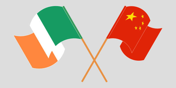 gekreuzte und schwenkende flaggen von irland und china - irish culture republic of ireland irish flag sport stock-grafiken, -clipart, -cartoons und -symbole