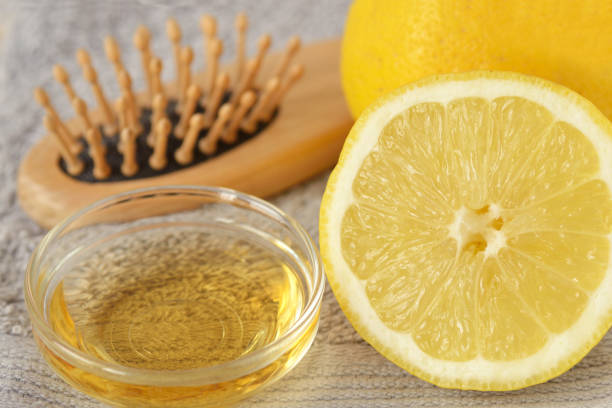 vinagre de manzana y limón con cepillo de pelo en toalla gris - ingredientes caseros de mascarilla para el cabello - soft cider fotografías e imágenes de stock