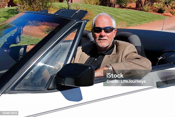 Senior Lebensstil Stockfoto und mehr Bilder von Sonnenbrille - Sonnenbrille, Auto, Senioren - Männer