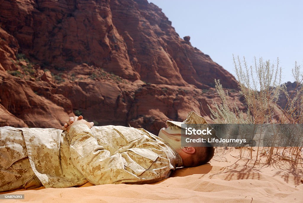 Marine descansar en el sol del desierto - Foto de stock de Adulto libre de derechos