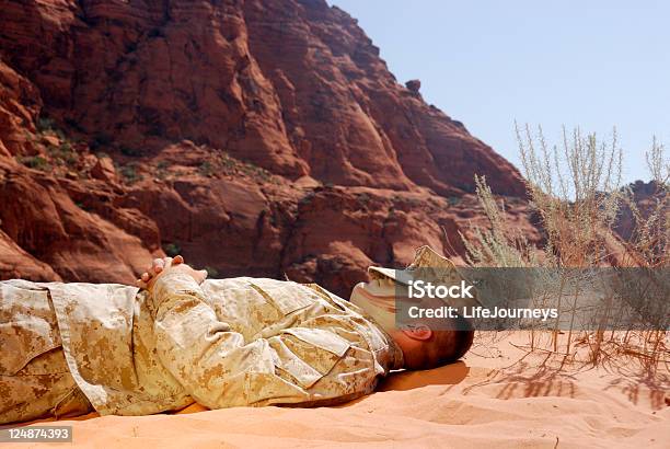 Marine Descansar En El Sol Del Desierto Foto de stock y más banco de imágenes de Adulto - Adulto, Aire libre, Aislado