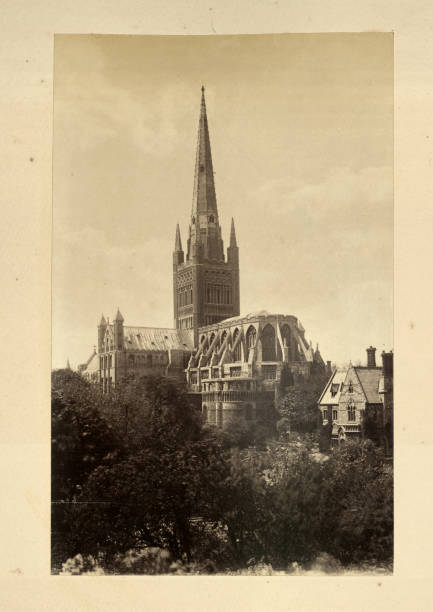 fotografía antigua de la catedral de norwich, norwich, inglaterra, siglo xix - inglaterra fotos fotografías e imágenes de stock