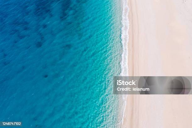 Von Oben Nach Unten Luftansicht Eines Weißen Sandstrandes Am Ufer Eines Wunderschönen Türkisfarbenen Meeres Stockfoto und mehr Bilder von Strand