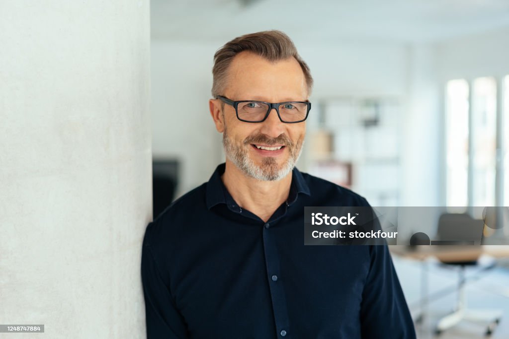 Sonriente guapo hombre de mediana edad con camisa negra - Foto de stock de Hombres libre de derechos
