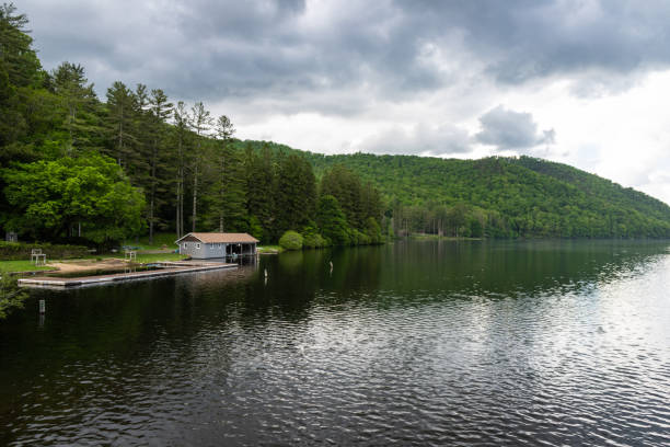 lakeside boathouse in western north carolina - blue ridge mountains blue ridge parkway north carolina mountain imagens e fotografias de stock