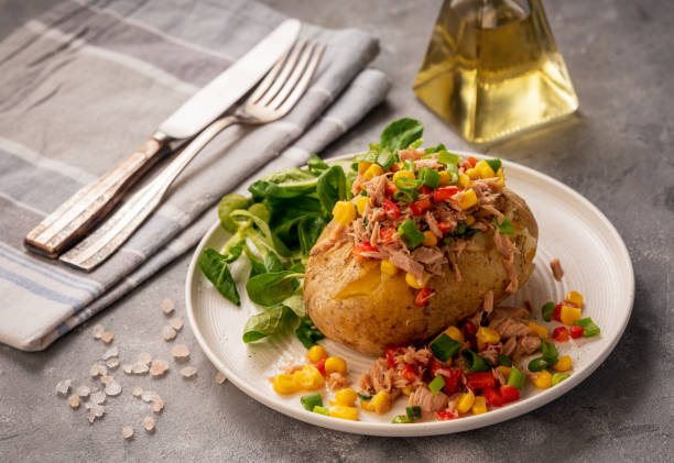 patatas de chaqueta con atún, maíz y pimiento rojo. - patata al horno fotografías e imágenes de stock