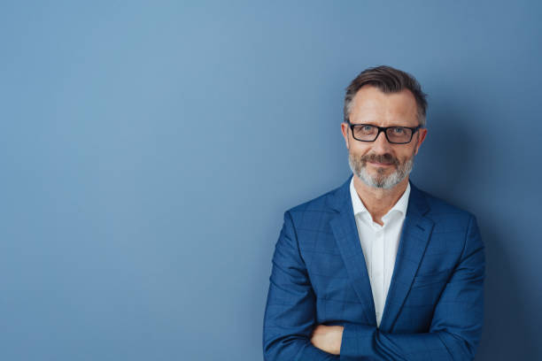 confident middle-aged man with arms folded - businessman business arms crossed business person imagens e fotografias de stock