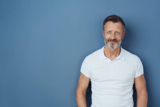 hombre barbudo casual con una camiseta blanca casual - one mature man only fotografías e imágenes de stock