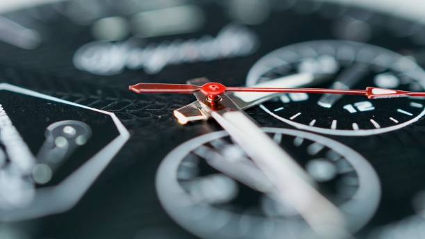 zoom no tiro macro do rosto do relógio com seta de segundos. fluxo rápido de conceito de tempo. tiro de relógio real com lente macro visão de close-up. - clock face clock countdown time - fotografias e filmes do acervo