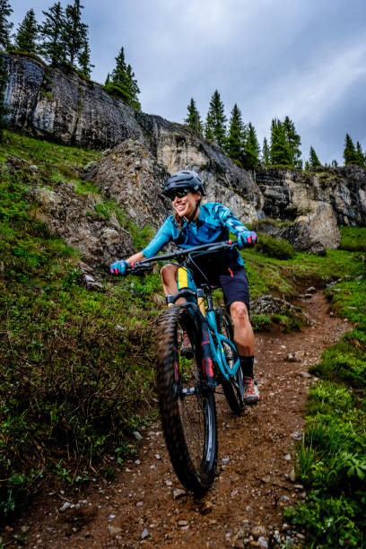 самка горного байкера едет по грунтовой тропинке - mountain biking colorado action cycling стоковые фото и изображения