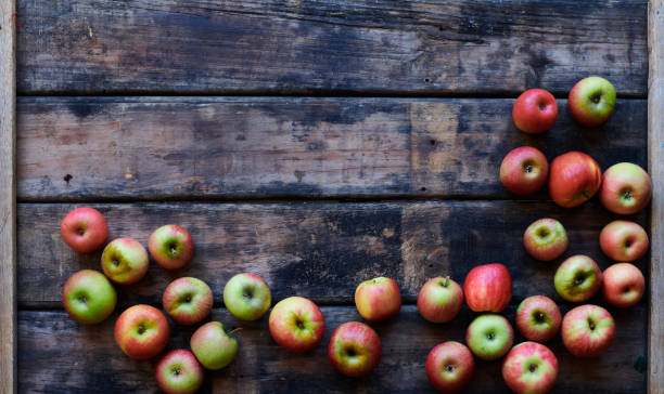 деревянная поверхность с яблоками - apple orchard фотографии стоковые фото и изображения