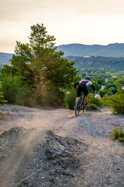 горный байкер едет вниз по горному хребту - mountain biking colorado action cycling стоковые фото и изображения