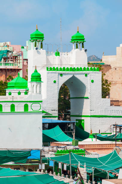 аджмер шариф дарга в аджмере, индия - islam india mosque praying стоковые фото и изображения