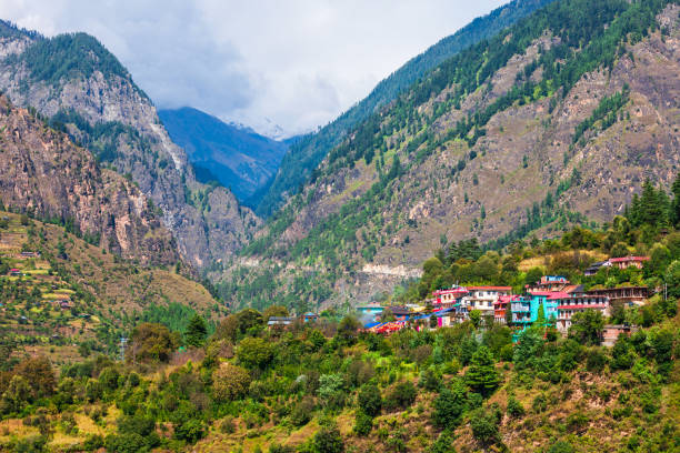 Himalaya mountains panoramic landscape, India Scenic landscape of the local houses and forested Himalaya mountains in Parvati valley, Himachal Pradesh state in India lahaul and spiti district photos stock pictures, royalty-free photos & images