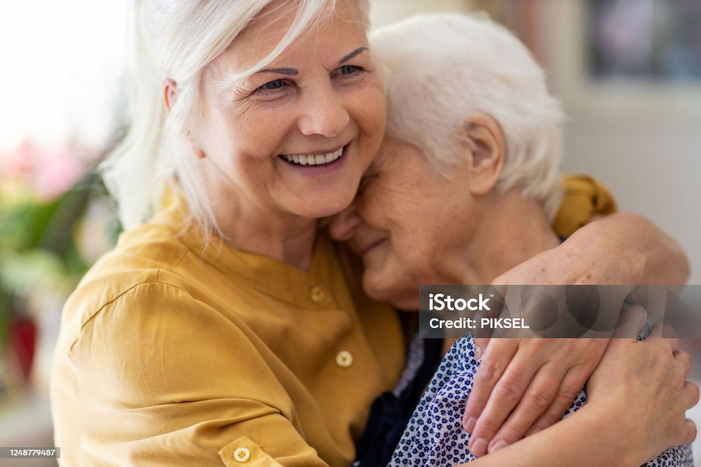 高齢の母親と一緒に過ごす女性 - シニア世代のロイヤリティフリーストックフォト