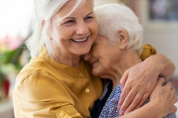 yaşlı annesiyle vakit geçiren kadın - alzheimer stok fotoğraflar ve resimler