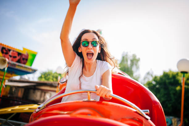 jeune femme criant sur une montagne russe - screaming shouting women human mouth photos et images de collection