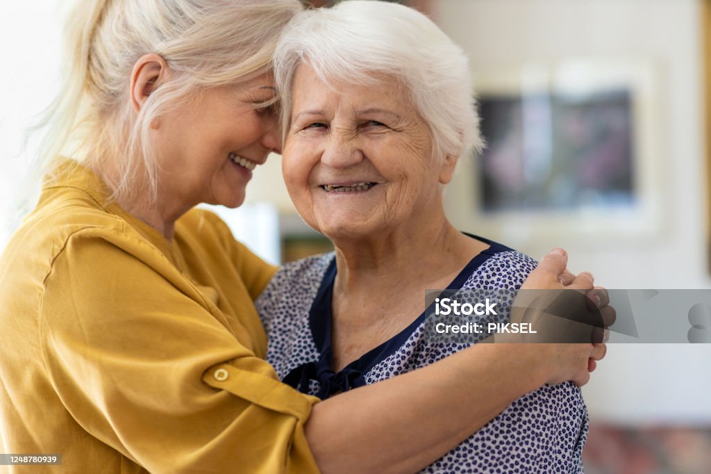 Frau verbringt Zeit mit ihrer älteren Mutter - Lizenzfrei Alter Erwachsener Stock-Foto