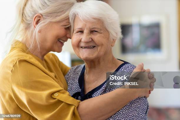 Frau Verbringt Zeit Mit Ihrer Älteren Mutter Stockfoto und mehr Bilder von Alter Erwachsener - Alter Erwachsener, Heilberuf, Familie