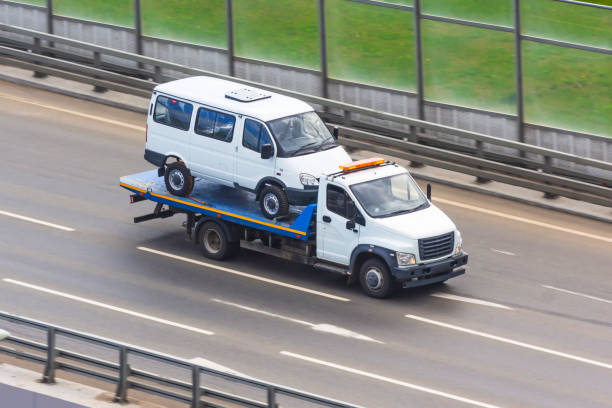 transporte de un pequeño minibús en la grúa de plataforma. - towing tow truck truck semi truck fotografías e imágenes de stock