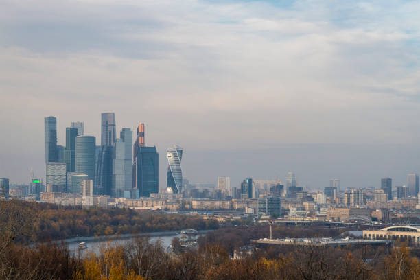 panorama di mosca con l'area della città di mosca, il fiume e il centro. vista dal banco di osservazione nel parco vorobyevy gory. - moscow russia russia river panoramic foto e immagini stock