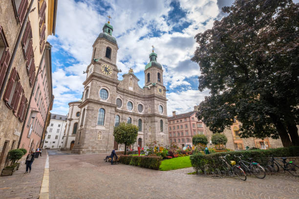 관광객들이 성 제임스 대성당을 방문합니다(오스트리아 인스브루크) - catholicism north tirol austria europe 뉴스 사진 이미지