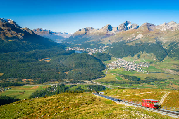 ムッタス・ムラグル(スイス)に向かって登るムオタス・ムラグルバーンケーブルカー列車 - engadine st moritz valley engadin valley ストックフォトと画像