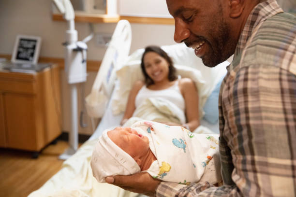 father holding newborn baby at hospital - mother baby new new life imagens e fotografias de stock