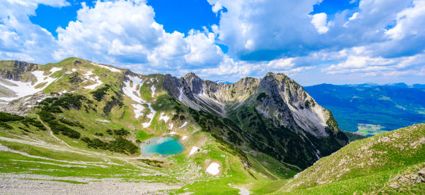 bela paisagem da montanha gaisalpsee e rubihorn em oberstdorf, vista de entschenkopf, alpes de allgau, baviera, alemanha - oberstdorf - fotografias e filmes do acervo