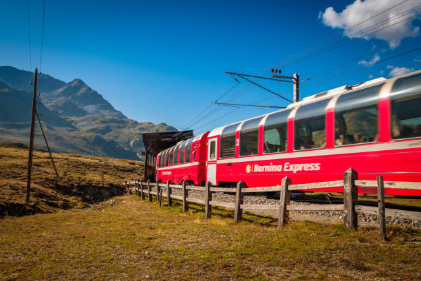 поезд bernina express, ехав на перевале бернина (швейцария) - berninapass стоковые фото и изображения
