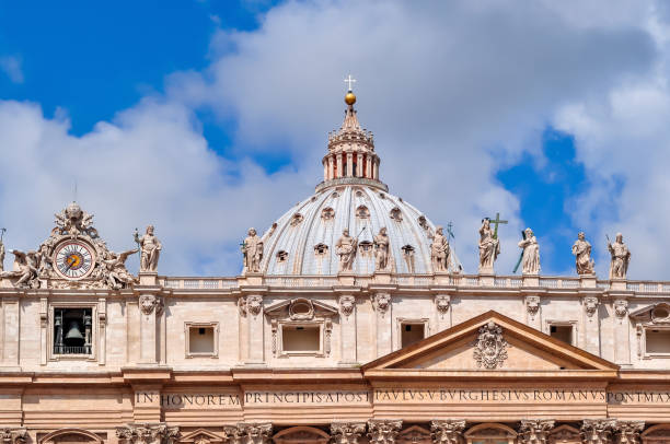 cúpula da basílica de são pedro no vaticano, centro de roma, itália - statue architecture st peters basilica vatican - fotografias e filmes do acervo