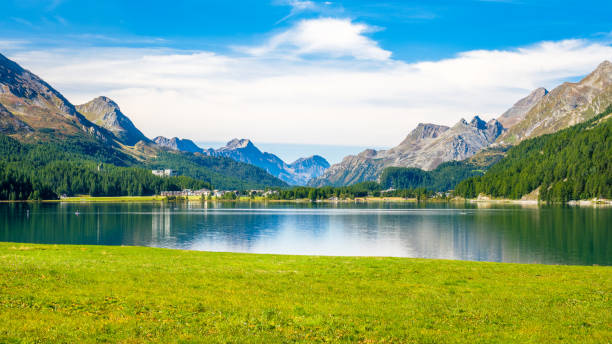 シルヴァプラナ湖の晴れた朝(アッパーエンガディン渓谷、グラウビュンデン、スイス) - engadine st moritz valley engadin valley ストックフォトと画像