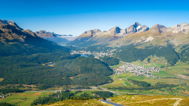 vue de muottas muragl de celerina et engadine lakes (suisse) - st moritz summer engadine engadin valley photos et images de collection