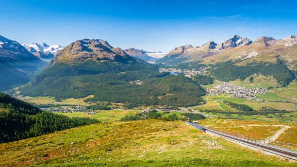 アッパー・エンガディンのムオタス・ムラグル(スイス・グラウビュンデン)からのパノラマビュー - engadine st moritz valley engadin valley ストックフォトと画像