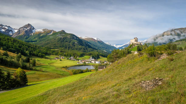 berge rund um das dorf und schloss tarasp (graubünden, schweiz) - engadine alps landscape autumn european alps stock-fotos und bilder