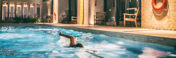 piscina de edificios de condominios reabrir después del confinamiento covid-19. mujer nadadora haciendo crawl en la piscina pública banner panorámica - swimming exercising women back fotografías e imágenes de stock