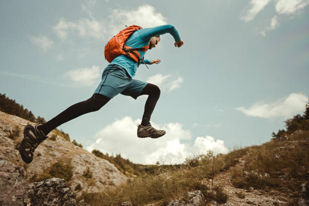 cross country correndo na montanha - running jogging footpath cross country running - fotografias e filmes do acervo