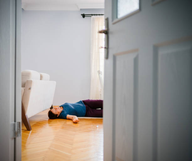 집에서 바닥에 누워 있는 여성, 간질, 무의식, 실신, 뇌졸중, 사고 또는 기타 건강 문제 - stroke epilepsy heart attack patient 뉴스 사진 이미지