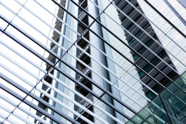 closeup moderno edifício de escritórios com reflexão, vista através de sunshade pedestre, espaço de cópia - reflection glass surrounding wall urban scene - fotografias e filmes do acervo