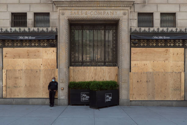 nueva york durante la emergencia covid-19. - saks fifth avenue fotografías e imágenes de stock