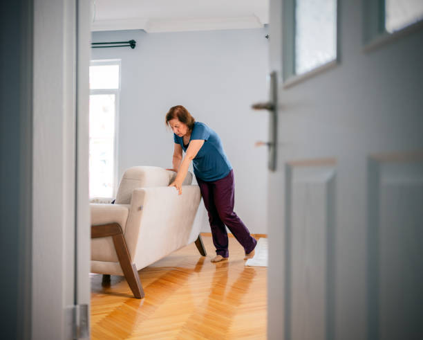 femme souffrant des vertiges avec la difficulté se levant tout en se penchant sur le sofa - vertige photos et images de collection