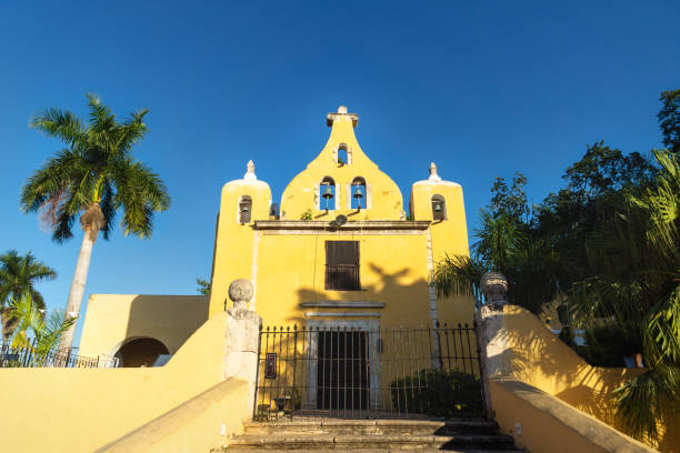 église jaune avec le clocher 'santa isabel' à merida, yucatan, mexique - church bell tower temple catholicism photos et images de collection