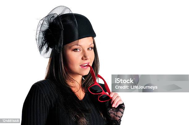 성녀 In 펀시 Black Hat 레드 선글라스 검은색에 대한 스톡 사진 및 기타 이미지 - 검은색, 그물망, 끈