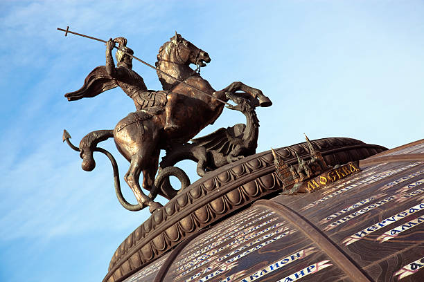 monumento di san giorgio e il drago - st george dragon mythology horse foto e immagini stock