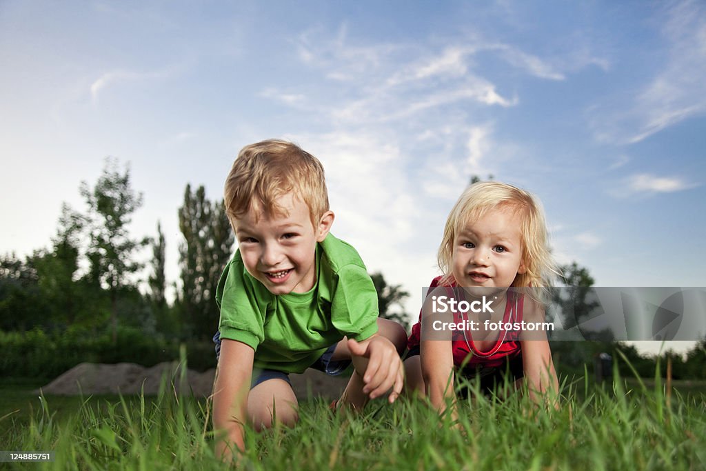 Zwei Jungen Krabbeln - Lizenzfrei Krabbeln Stock-Foto