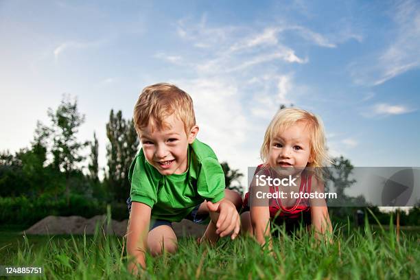 Zwei Jungen Krabbeln Stockfoto und mehr Bilder von Krabbeln - Krabbeln, 2-3 Jahre, 4-5 Jahre